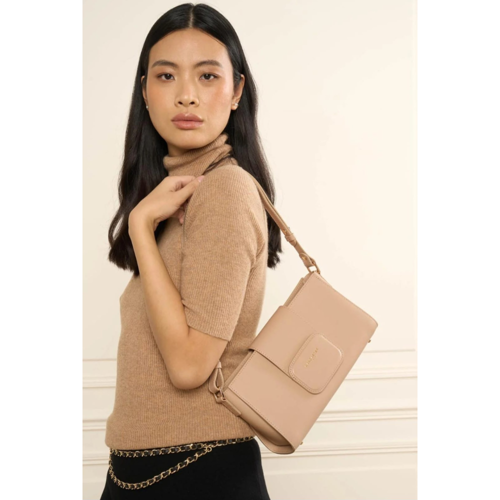 480-055 SAC BAGUETTE PARIS PAD LANCASTER BEIGE FONCÉ VUE EN SITUATION 2 480-055 SAC BAGUETTE PARIS PAD LANCASTER BEIGE FONCÉ VUE EN SITUATION 2