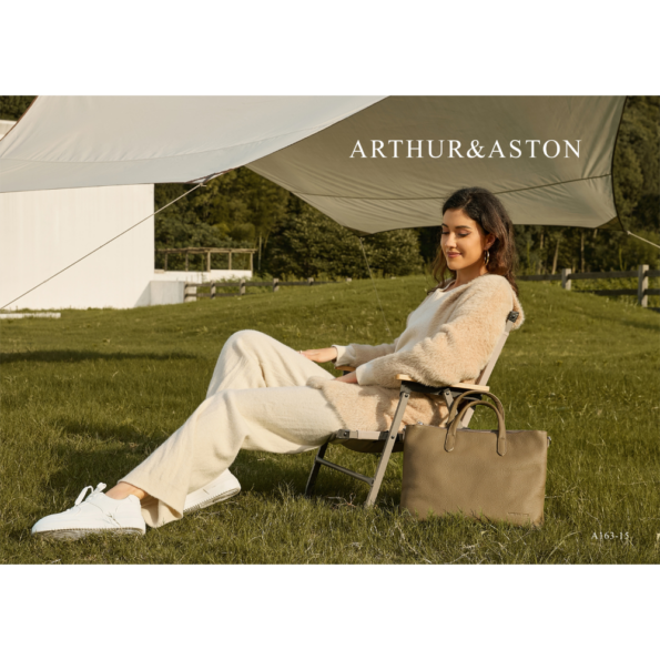 GRAND SAC PORTÉ MAIN ROSALIA CUIR A163-15 TAUPE VUE EN SITUATION 2