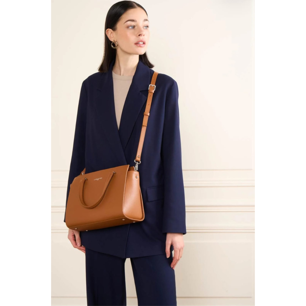 SAC À MAIN M SIERRA LANCASTER 438-008 CAMEL VUE EN SITUATION SAC À MAIN M SIERRA LANCASTER 438-008 CAMEL VUE EN SITUATION