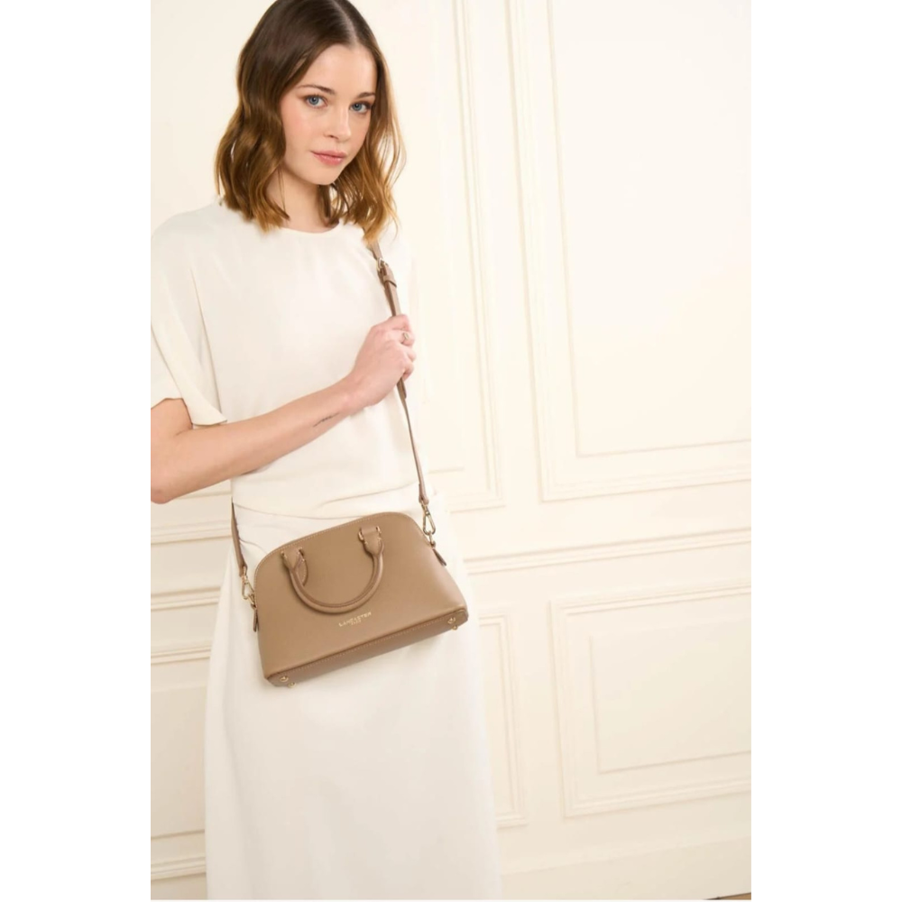 SAC DEMI-LUNE ZIPPÉ M SIERRA JIA LANCASTER SABLE VUE EN SITUATION