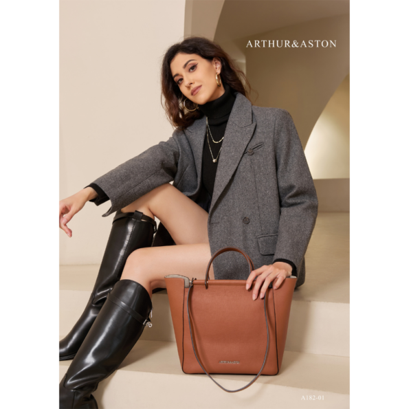 SAC SHOPPING CELESTE CUIR A182-01 COGNAC VUE EN SITUATION