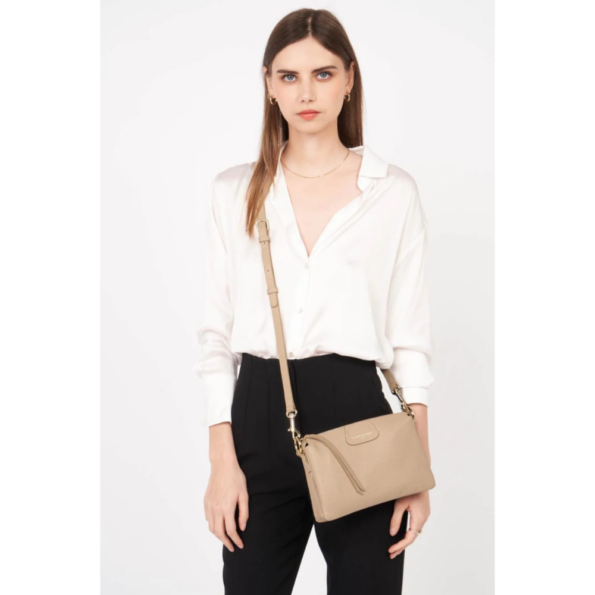 POCHETTE DUNE LANCASTER 529-73 BEIGE FONCÉ VUE EN SITUATION