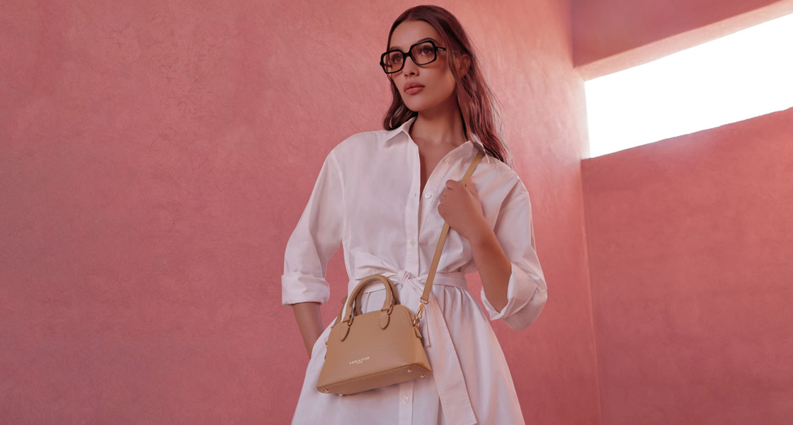 Femme portant un sac à main Lancaster en solde