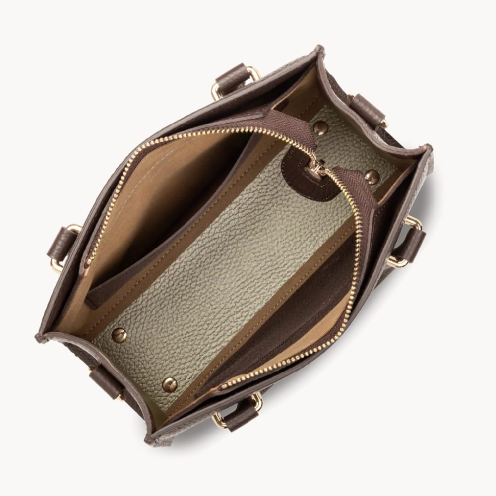 470-73 PETIT SAC À MAIN FOULONNÉ DOUBLE MARRON IN OR PÂLE VUE INTÉRIEURE LANCASTER 470-73 PETIT SAC À MAIN FOULONNÉ DOUBLE MARRON IN OR PÂLE VUE INTÉRIEURE LANCASTER