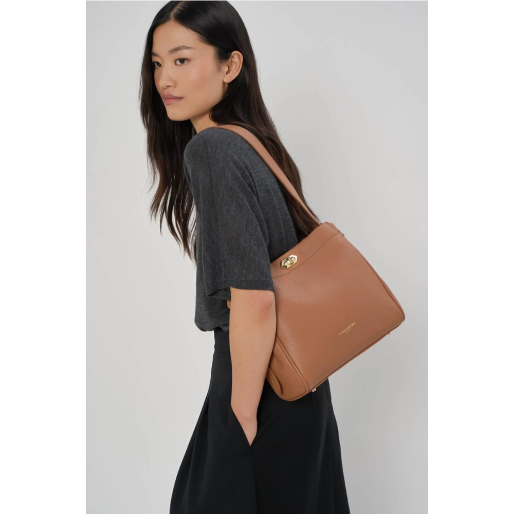 SAC HOBO LADY ROMY 572-105 LANCASTER CAMEL VUE EN SITUATION 2 SAC HOBO LADY ROMY 572-105 LANCASTER CAMEL VUE EN SITUATION 2