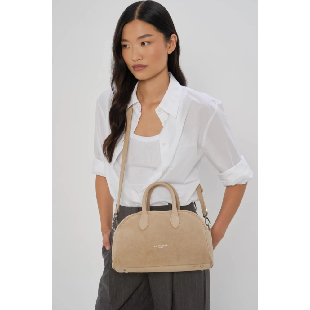 SAC À MAIN BOWLING SUEDE 480-085 LANCASTER BEIGE FONCÉ VUE EN SITUATION 2 SAC À MAIN BOWLING SUEDE 480-085 LANCASTER BEIGE FONCÉ VUE EN SITUATION 2
