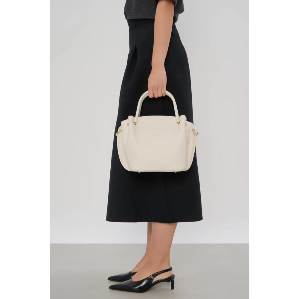 Sac à main Foulonné Double Louisa Lancaster 470-18 écru-beige vue en situation 2 Sac à main Foulonné Double Louisa Lancaster 470-18 écru-beige vue en situation 2