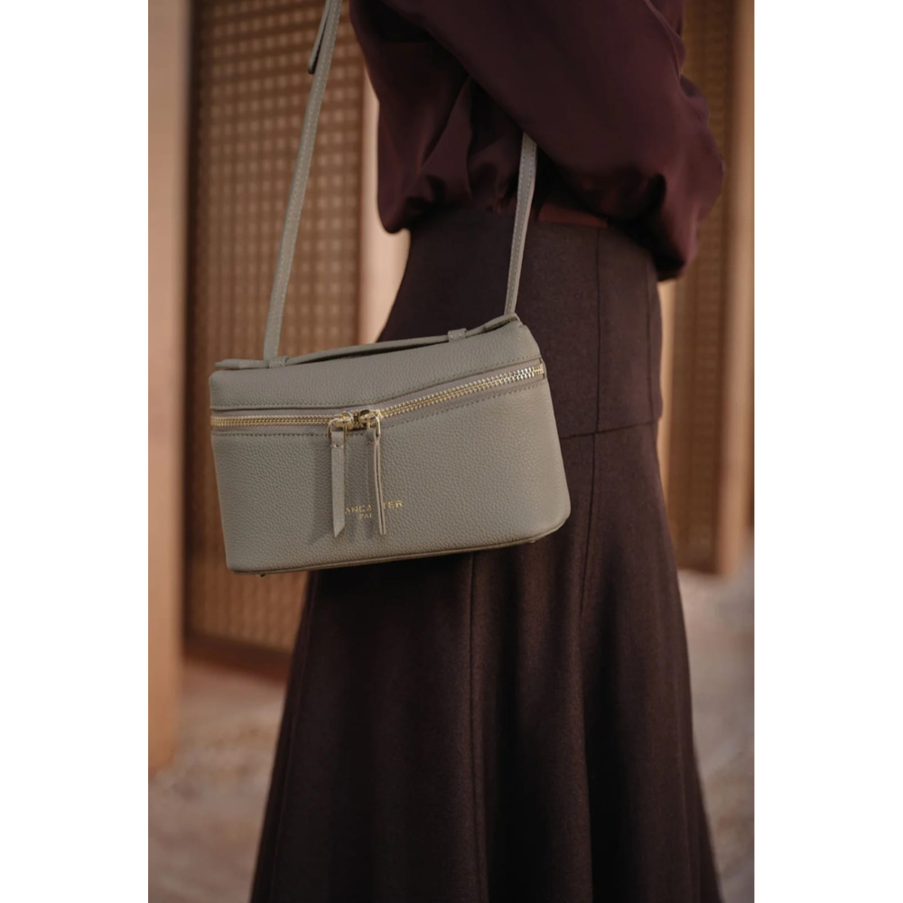 PETIT SAC BOÎTE MILANO TRÉSOR 547-115 LANCASTER MASTIC VUE EN SITUATION 2 PETIT SAC BOÎTE MILANO TRÉSOR 547-115 LANCASTER MASTIC VUE EN SITUATION 2