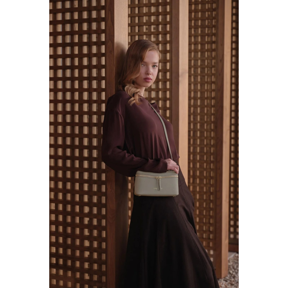 PETIT SAC BOÎTE MILANO TRÉSOR 547-115 LANCASTER MASTIC VUE EN SITUATION 3 PETIT SAC BOÎTE MILANO TRÉSOR 547-115 LANCASTER MASTIC VUE EN SITUATION 3