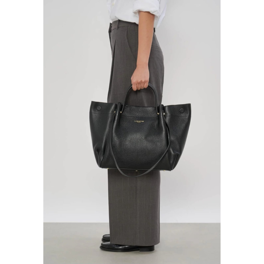 TRÈS GRAND SAC CABAS ÉPAULE FOULONNÉ DOUBLE LOUISA 470-90 NOIR-IN NUDE LANCASTER EN SITUATION 2 TRÈS GRAND SAC CABAS ÉPAULE FOULONNÉ DOUBLE LOUISA 470-90 NOIR-IN NUDE LANCASTER EN SITUATION 2