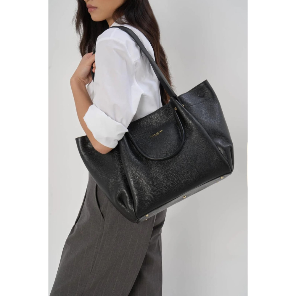 TRÈS GRAND SAC CABAS ÉPAULE FOULONNÉ DOUBLE LOUISA 470-90 NOIR-IN NUDE LANCASTER EN SITUATION TRÈS GRAND SAC CABAS ÉPAULE FOULONNÉ DOUBLE LOUISA 470-90 NOIR-IN NUDE LANCASTER EN SITUATION